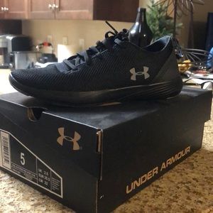 NWT Women’s under armor sport shoe low size 5
